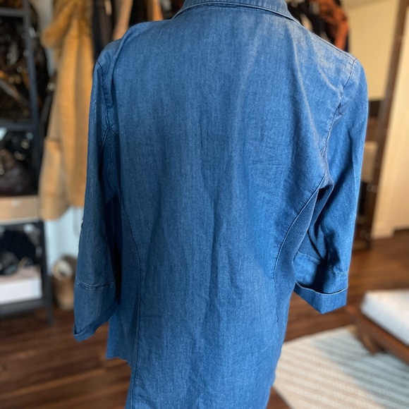 Guess 1981 button down collard shirt. - Picture 3 of 3